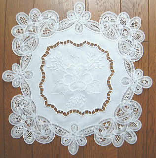 バテンレース 刺繍入りテーブルセンター